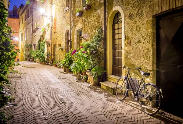 夜の町ピエンツァの美しい街 — ストック写真