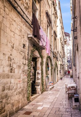 Dubrovnik, Hırvatistan - 17 Temmuz 2018: Hırvatistan Dubrovnik eski şehrin inanılmaz dar sokaklarda turistler hayran