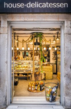 Makarska, Hırvatistan - 19 Temmuz 2018: İç groccery deposu şehirde Makarska, Hırvatistan