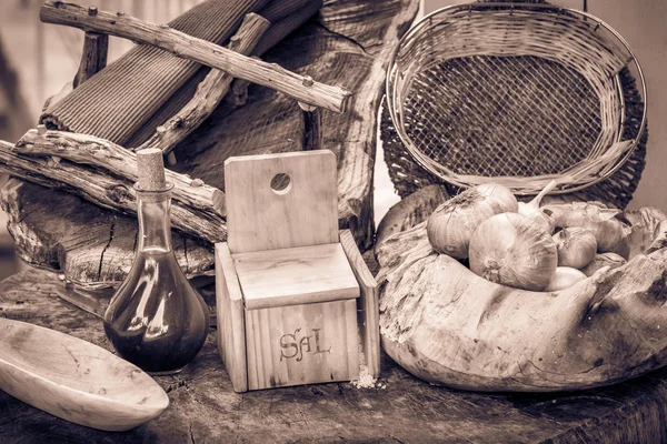 Sepia Ton Rustic Viață Statică Ceapă Ustensile Bucătărie Din Lemn — Fotografie, imagine de stoc