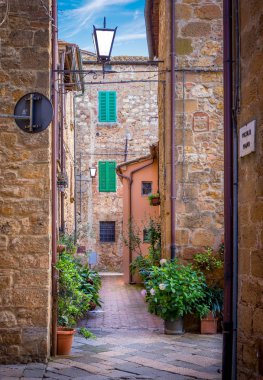 Toskana bölgesindeki eski Pienza şehrin büyüleyici dar sokak