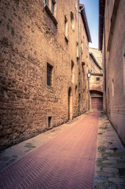Çıkmaz sokak içinde belgili tanımlık geçmiş eski ahşap kapı ile