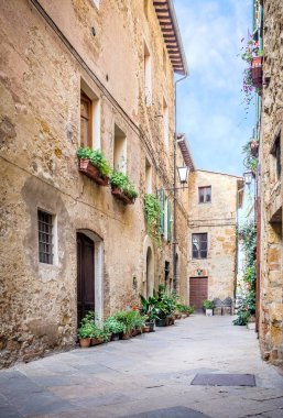 Toskana bölgesindeki eski Pienza şehrin büyüleyici dar sokak