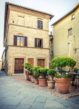 Toskana bölgesindeki eski Pienza şehrin güzel dar sokak