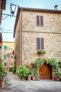 Toskana bölgesindeki eski Pienza şehrin güzel dar sokak