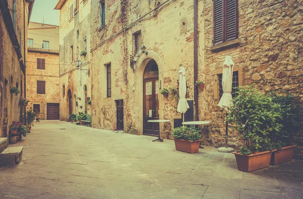 トスカーナの古いピエンツァの町の狭い通りの美しい — ストック写真