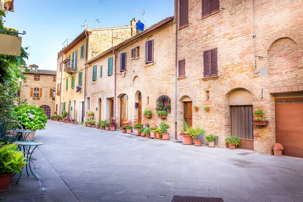 Toskana bölgesindeki eski Pienza şehrin büyüleyici dar sokak