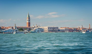 Venedik sahne. Bir görünümden bir deniz otobüsü.