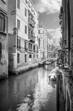 Venedik, İtalya ipeksi su ile B&W dar kanal