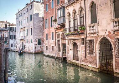 Venice, İtalya - 28 Haziran 2015: Güzel dar kanal ve turistler bir gondol Venedik, İtalya