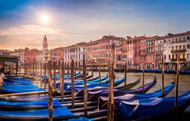 İle ön planda mavi gondol Venedik gündoğumu
