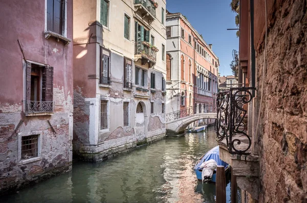 Hermoso Canal Estrecho Con Agua Sedosa Venecia Italia — Foto de Stock