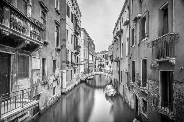 Canal Estrecho Con Agua Sedosa Venecia Italia — Foto de Stock