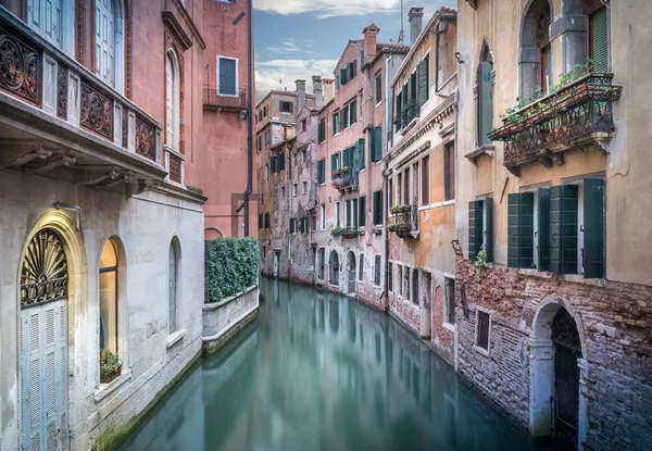 Increíble Canal Estrecho Venecia Por Noche Italia —  Fotos de Stock