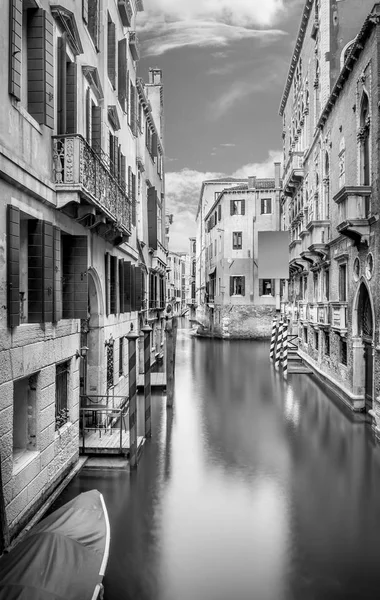 Canal Estrecho Con Agua Sedosa Venecia Italia — Foto de Stock