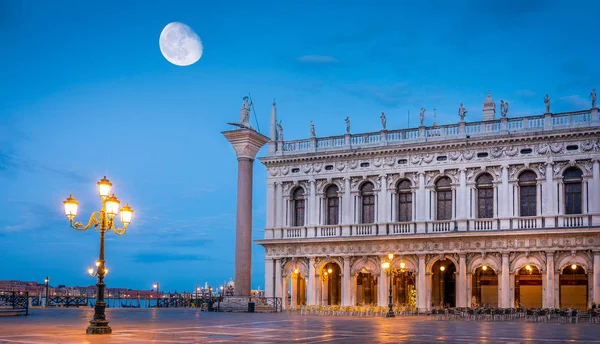 Φεγγάρι Πάνω Από San Marco Πλατεία Στη Βενετία Ιταλία — Φωτογραφία Αρχείου