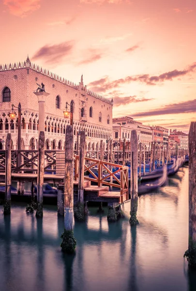 Passeio Veneziano Gôndolas Água Sedosa Nascer Sol — Fotografia de Stock