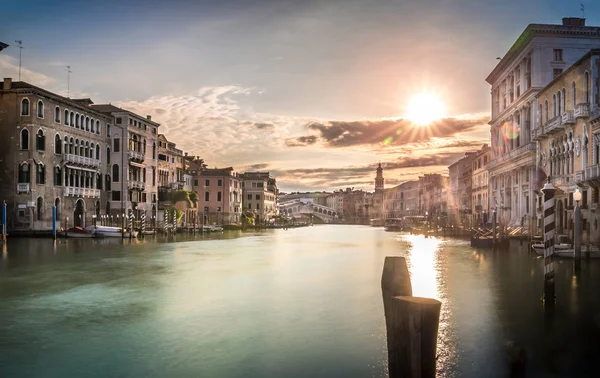 Frühmorgens Venedig Mit Seidigem Wasser Und Rialtobrücke Hintergrund — Stockfoto