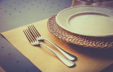 Vintage sesi yemek hazırlığı çatal ve plaka ön planda