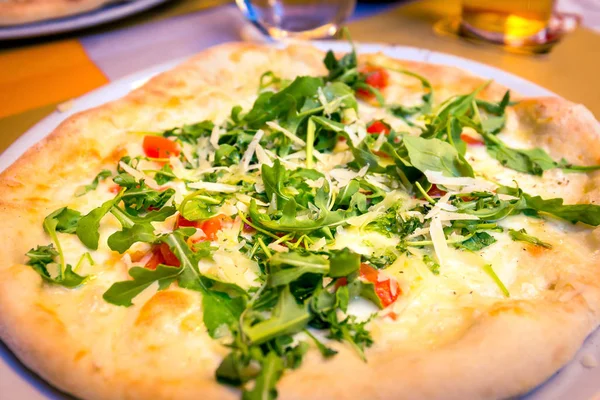 ルッコラとトマトの本物のイタリアのピザ — ストック写真