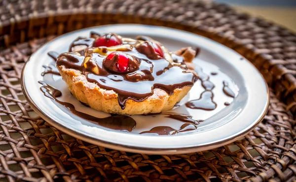 Deliciosa Tarta Con Cobertura Chocolate Cerezas —  Fotos de Stock