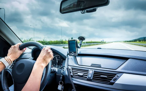 Frau Fährt Auto Und Benutzt Navigationsgerät — Stockfoto
