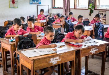 Bali, Endonezya - 25 Nisan 2018: Bali Adası, Endonezya İlköğretim Okulu öğrenim Balili okul kıyafetler giyen genç mutlu öğrenciler