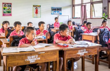 Bali, Endonezya - 25 Nisan 2018: Bali Adası, Endonezya İlköğretim Okulu öğrenim Balili okul kıyafetler giyen genç mutlu öğrenciler