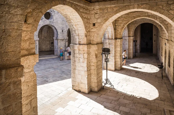 Dubrovnik Croazia Luglio 2018 Turisti Ammirano Architettura Della Fortezza Lovrjenac — Foto Stock