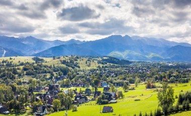 Tatry dağlara ve Mount Giewont, Zakopane şehir, Güney Polonya çevresi yaz Panoraması