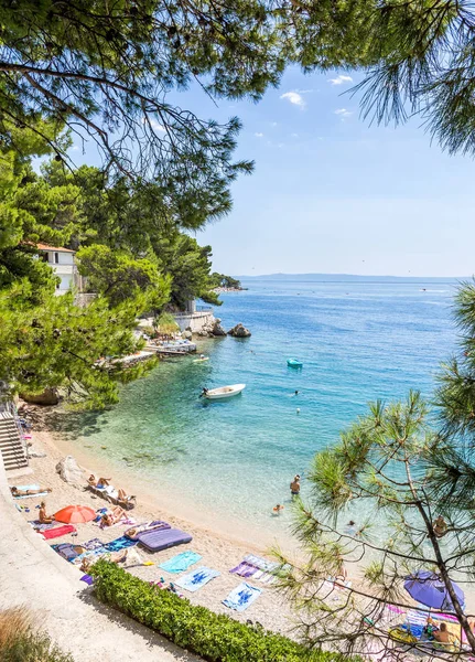 Brela Chorvatsko Července 2018 Turisté Relaxační Brela Pláže Krásné Středozemní — Stock fotografie