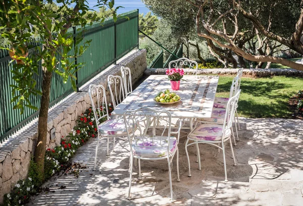 Schöner Garten Tischdekoration Für Eine Mahlzeit Und Blick Auf Das — Stockfoto