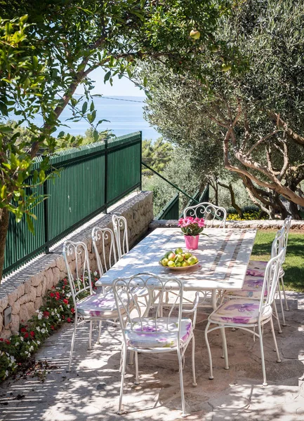 Beau Jardin Table Préparée Pour Repas Vue Sur Mer Méditerranée — Photo