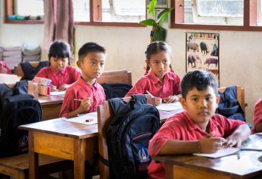 Bali, Endonezya - 25 Nisan 2018: Bali Adası, Endonezya İlköğretim Okulu öğrenim Balili okul kıyafetler giyen genç mutlu öğrenciler