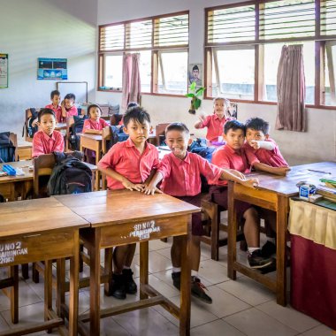 Bali, Endonezya - 25 Nisan 2018: Bali Adası, Endonezya İlköğretim Okulu öğrenim Balili okul kıyafetler giyen genç mutlu öğrenciler