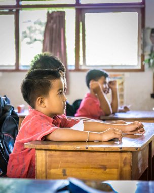 Bali, Endonezya - 25 Nisan 2018: Bali Adası, Endonezya İlköğretim Okulu öğrenim Balili okul kıyafetler giyen genç mutlu öğrenciler