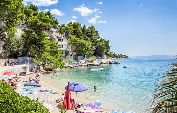 Brela Chorvatsko Července 2018 Turisté Relaxační Brela Pláže Krásné Středozemní — Stock fotografie