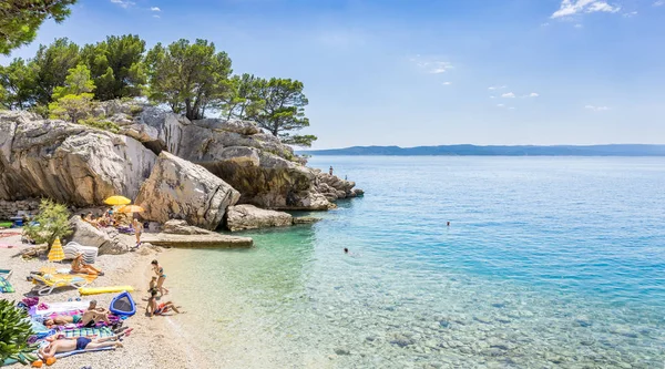 Brela Chorvatsko Července 2018 Turisté Relaxační Brela Pláže Krásné Středozemní — Stock fotografie