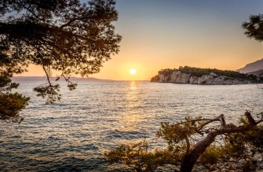 Akdeniz Makarska, Hırvatistan üzerinden altın günbatımı