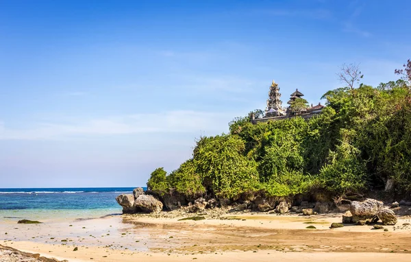 Tempio Tradizionale Pura Una Scogliera Sulla Spiaggia Geger Sull Isola — Foto Stock