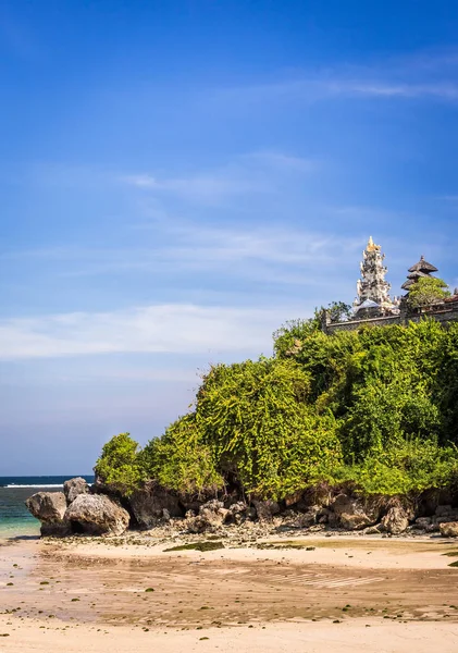 Tempio Tradizionale Pura Una Scogliera Sulla Spiaggia Geger Sull Isola — Foto Stock