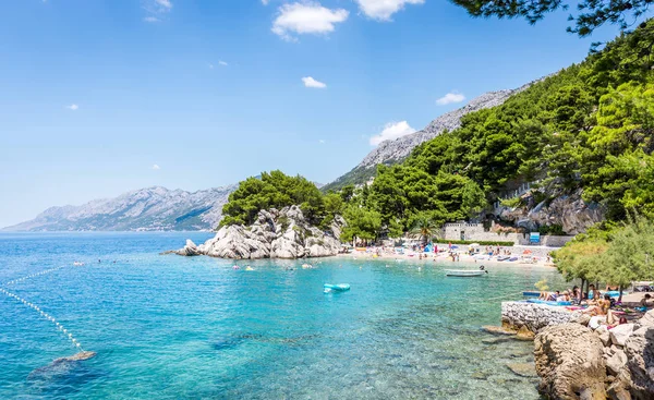 Brela Chorvatsko Července 2018 Turisté Relaxační Brela Pláže Krásné Středozemní — Stock fotografie