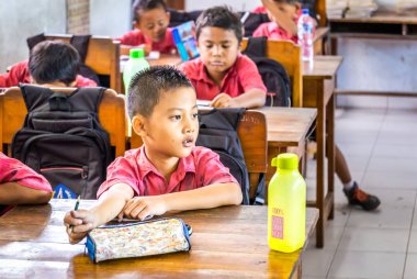 Bali, Endonezya - 25 Nisan 2018: Bali Adası, Endonezya İlköğretim Okulu öğrenim Balili okul kıyafetler giyen genç mutlu öğrenciler
