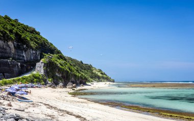 Egzotik Bali Adası Endonezya kumsalda Pantai Pandawa toplayan