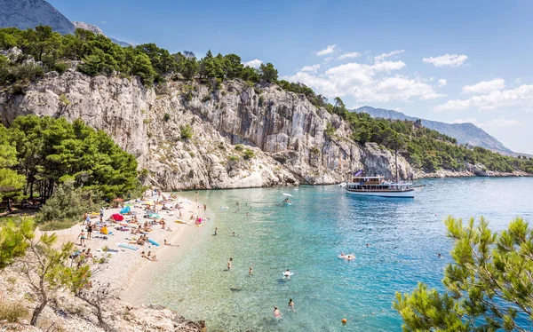 Makarska Chorvatsko Července 21018 Turisté Relaxační Nádherné Pláži Nugal Nedaleko — Stock fotografie