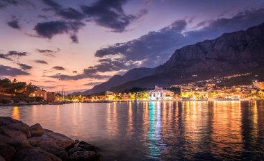 Dalmaçyalı Makarska City Hırvatistan şaşırtıcı mor gökyüzü
