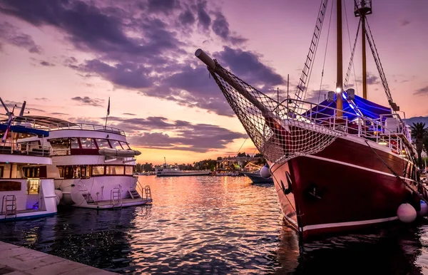 Incredibile Cielo Viola Nella Città Dalmata Makarska Croazia — Foto Stock