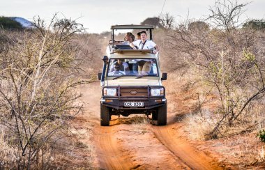 Tsavo Doğu rezerv, Kenya - 11 Ekim 2018: Safari araba ile maceraya unindentified turist Tsavo Doğu Milli Parkı, Kenya gezisi