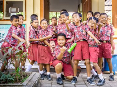 Bali, Endonezya - 25 Nisan 2018: Bali Adası, Endonezya İlköğretim Okulu öğrenim Balili okul kıyafetler giyen genç mutlu öğrenciler
