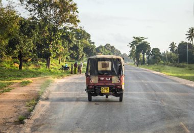 Mombasa, Kenya - 11 Ekim 2018: Mombasa Afrika yoldan Nairobi ve Kenya tipik çevre